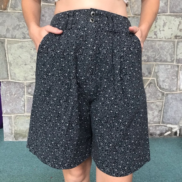 Vintage 80’s fun high waisted shorts - Picture 2 of 7